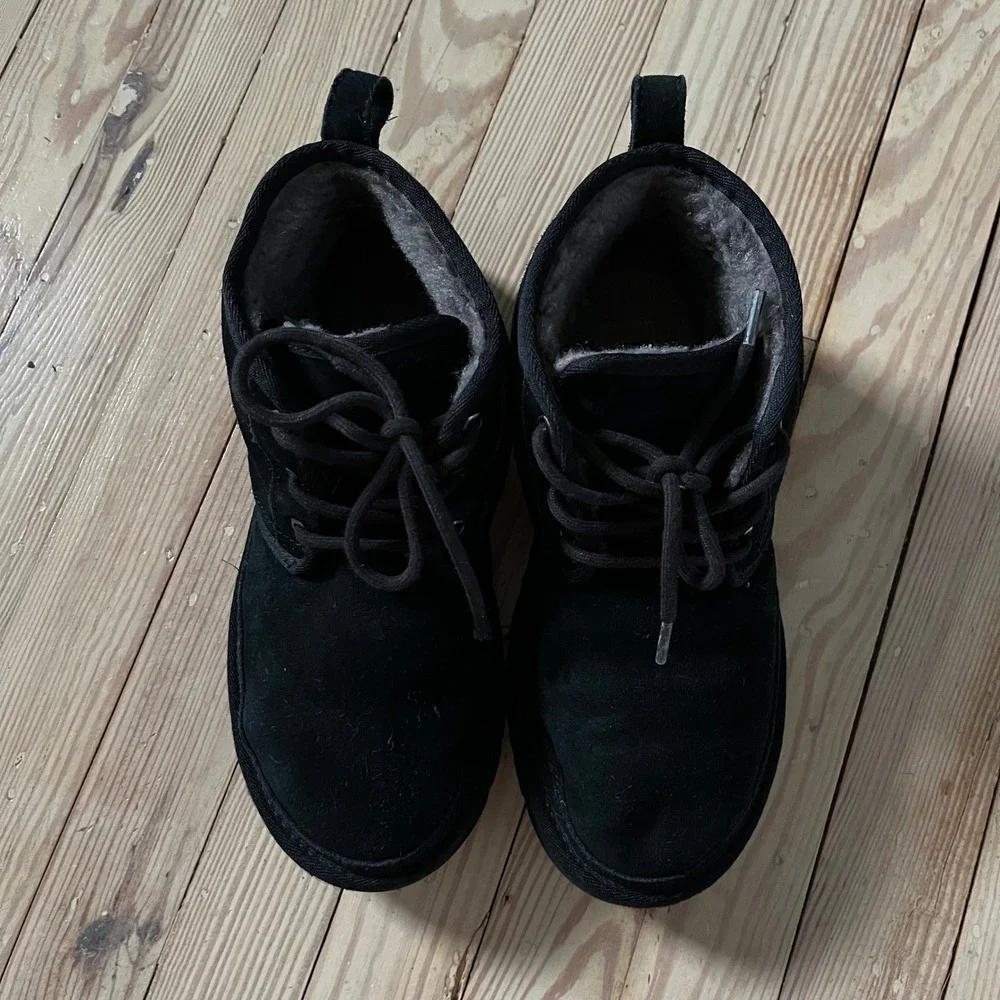 UGG Neumel Chukka Boots Mens 9 Black Suede Lace Up Sheepskin Lined 3236 comfort